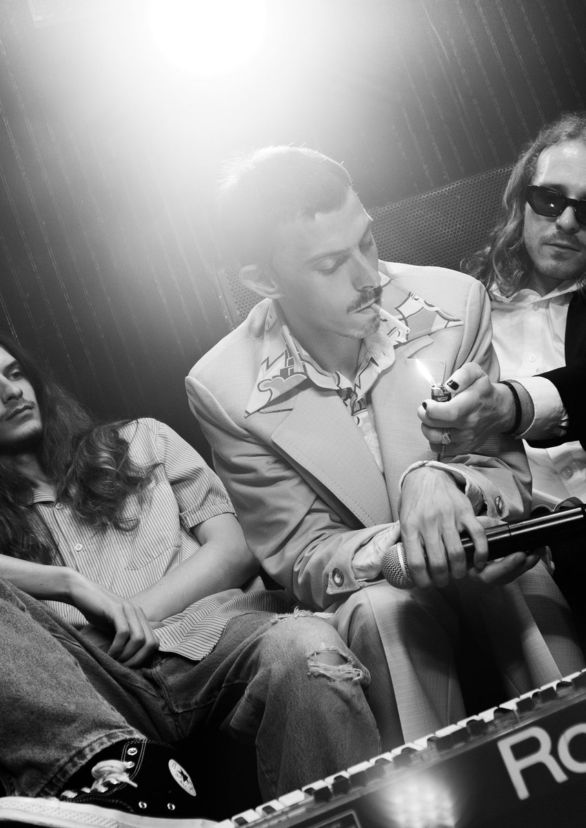 portraits by the great Steve Rapport 📸 
 
- joe strummer of the clash, london marathon (1983)
- peter murphy of bauhaus (1981)
- nick cave (1980s)
- myself (2024)