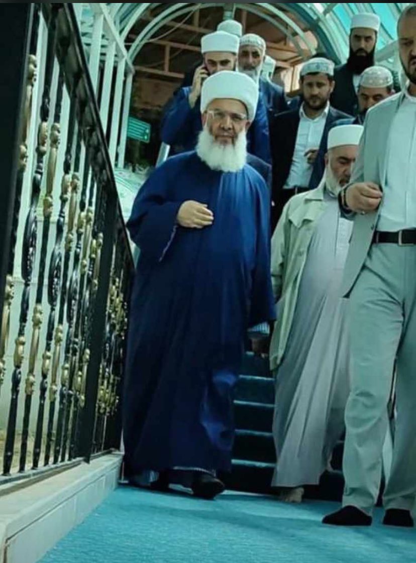 Istərsən əgər getməyəsən badə ey insan
Allah yoludur, haqq yolu dünyadə ey insan