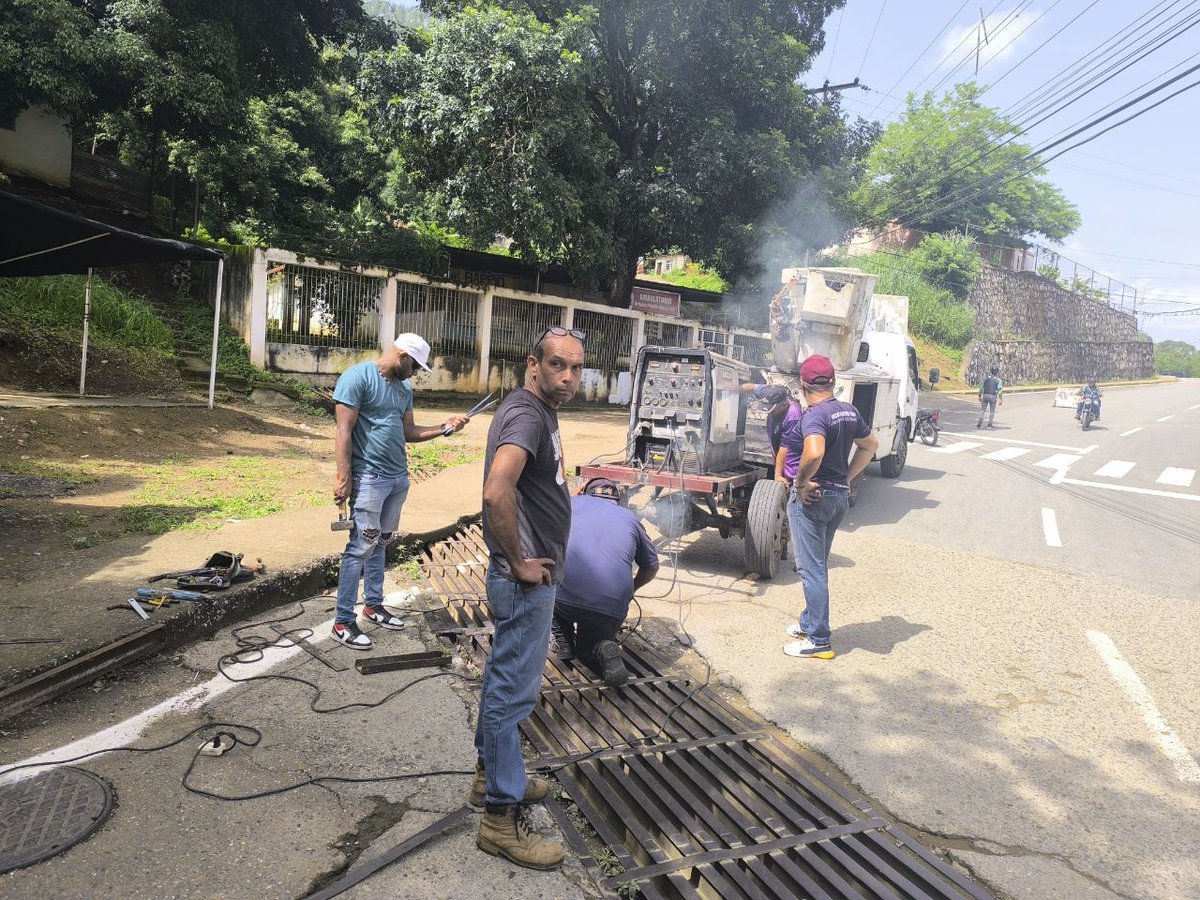 AlcRoscioNieves's tweet photo. #10Jul || Bajo la dirección de la Alcaldesa Sulme Avila, se están realizando trabajos de restauración en los alcantarillados del municipio Roscio, garantizando un entorno más seguro para todos los transeúntes. #Alcantarillados #SanJuanDeLosMorros #AlcaldesaSulmeAvila. 🚧 https://t.co/nFF3Y9ht6y