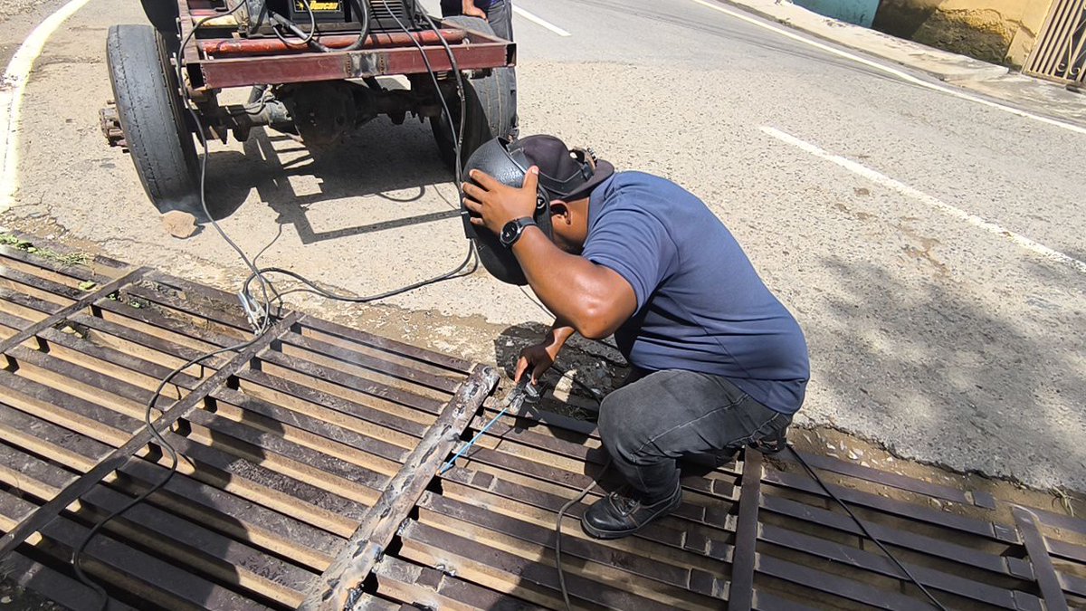 #10Jul || Bajo la dirección de la Alcaldesa Sulme Avila, se están realizando trabajos de restauración en los alcantarillados del municipio Roscio, garantizando un entorno más seguro para todos los transeúntes. #Alcantarillados #SanJuanDeLosMorros #AlcaldesaSulmeAvila. 🚧