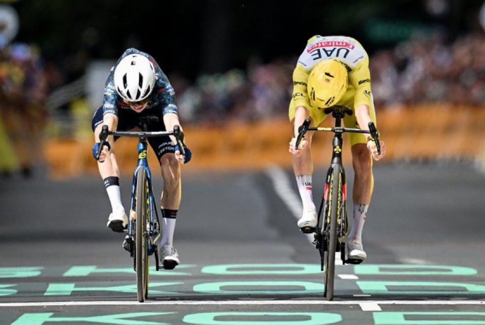 LluisMorel's tweet photo. Este finde es excepcional. Tendremos un domingo con👇

⚽️ Final de #EURo2024 
🎾 Final de #Wimbledon 
🚴 Etapa reina del #TDF2024 

Me pregunto porque no se ponen de acuerdo con el calendario. En cualquier caso, sofa i TV señores, espectáculo asegurado. 📺🚬 https://t.co/o4HimS7PwE