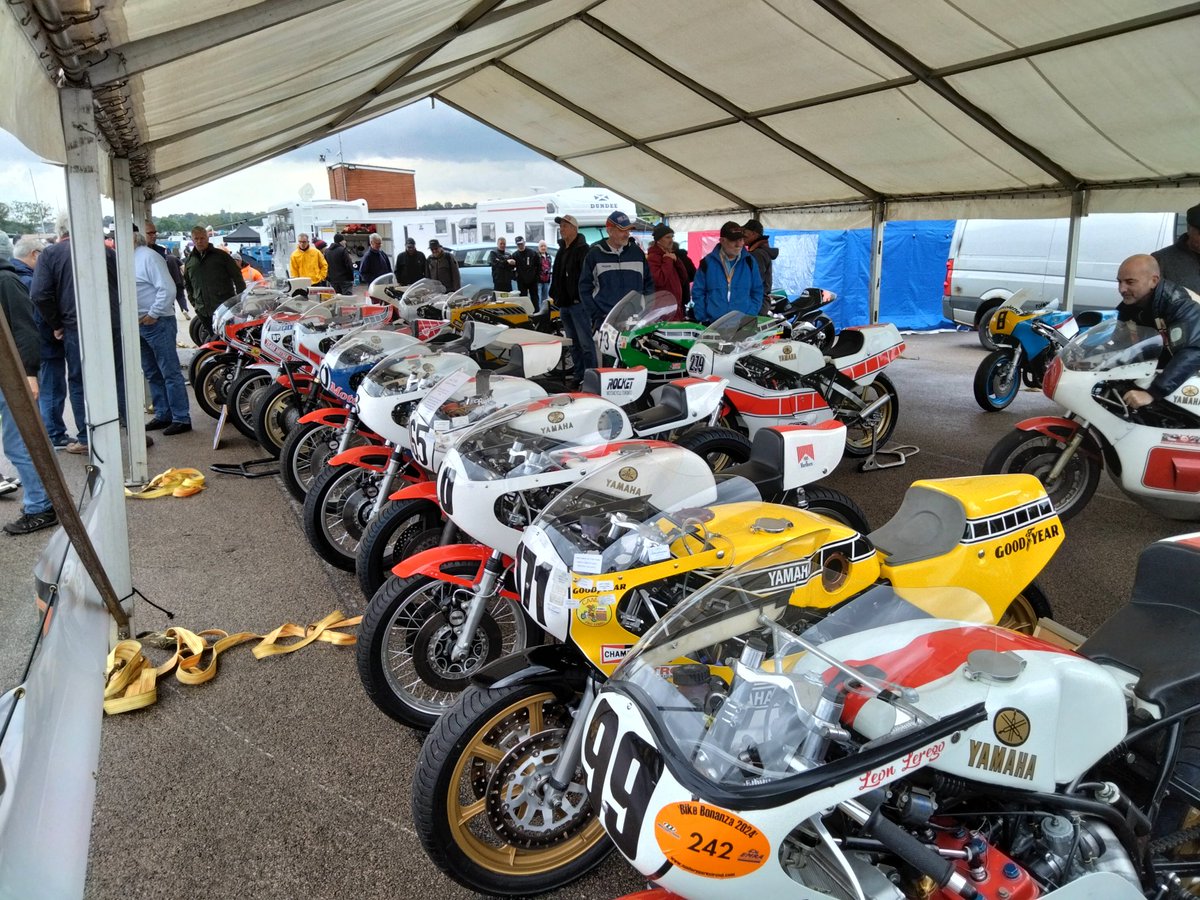 Fireball_68's tweet photo. Was at @MalloryParkNews on Sat and I've never seen so many TZ 500/750's in one place and also a former TZ 750 rider and winner Steve Baker. Great day https://t.co/Dbl7k7u8bY