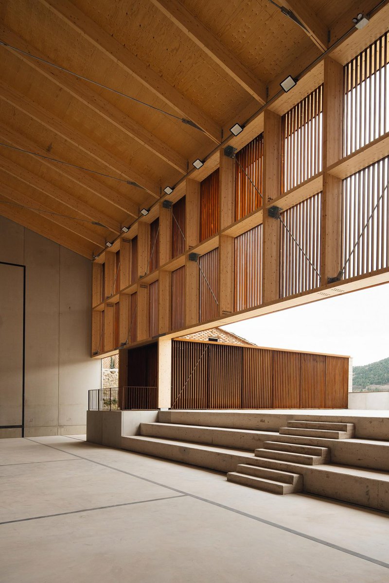 arquitect_viva's tweet photo. Frontón en Aguilar de Codés. Navarra
Verne arquitectura/ Alejandro Maortua
https://t.co/9bZ7kmblWC
La construcción sustituye a una antigua casa en estado de ruina, la cual se toma como inspiración para las fachadas pétreas del nuevo volumen, donde se repiten la posición y la proporción de las ventanas de la casona preexistente.
Aprovechando el fuerte desnivel del solar, se entierra parte del espacio del frontón y se configura la plaza pública como un mirador hacia el sur.