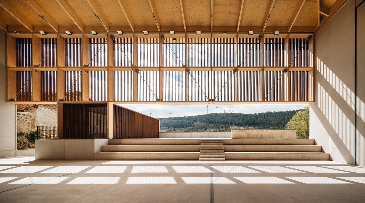 arquitect_viva's tweet photo. Frontón en Aguilar de Codés. Navarra
Verne arquitectura/ Alejandro Maortua
https://t.co/9bZ7kmblWC
La construcción sustituye a una antigua casa en estado de ruina, la cual se toma como inspiración para las fachadas pétreas del nuevo volumen, donde se repiten la posición y la proporción de las ventanas de la casona preexistente.
Aprovechando el fuerte desnivel del solar, se entierra parte del espacio del frontón y se configura la plaza pública como un mirador hacia el sur.