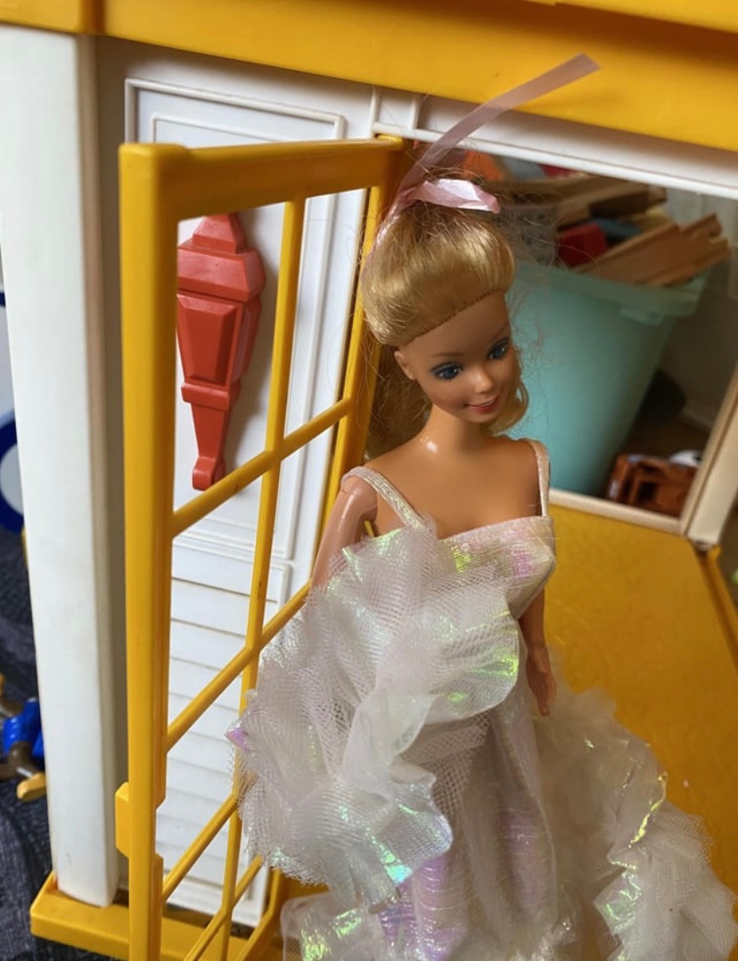 clarasais's tweet photo. @CalendarsUK @Barbie @ReleafGardening Crystal barbie. Here she is in her dream cottage https://t.co/eTeeNfbQWc