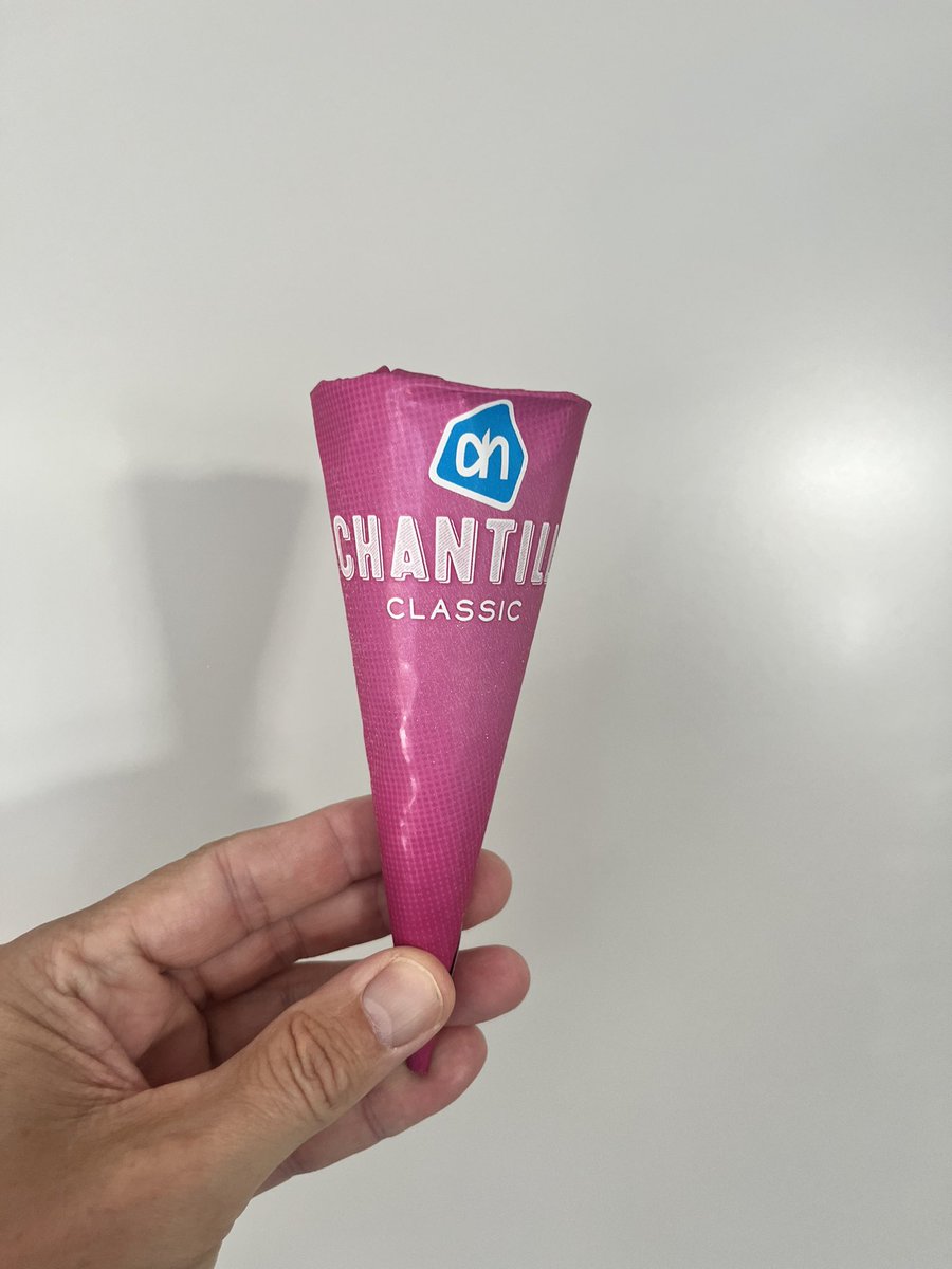 lbl69's tweet photo. Beste @albertheijn is er een reden waarom de koek van de #Chantilly Classic hoorntjes binnen een dag al zo zacht als kauwgom is? Beetje jammer… https://t.co/H9wuRlg3Nl