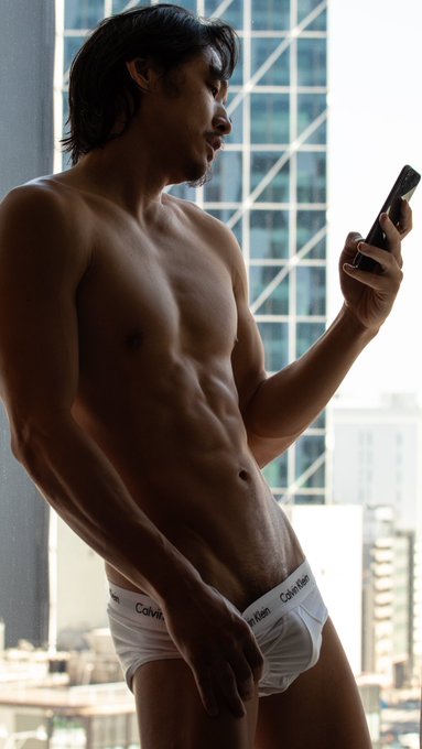 Don&rsquo;t mind me, just checking my Twitter https://t.co/3JiMjIBYvU