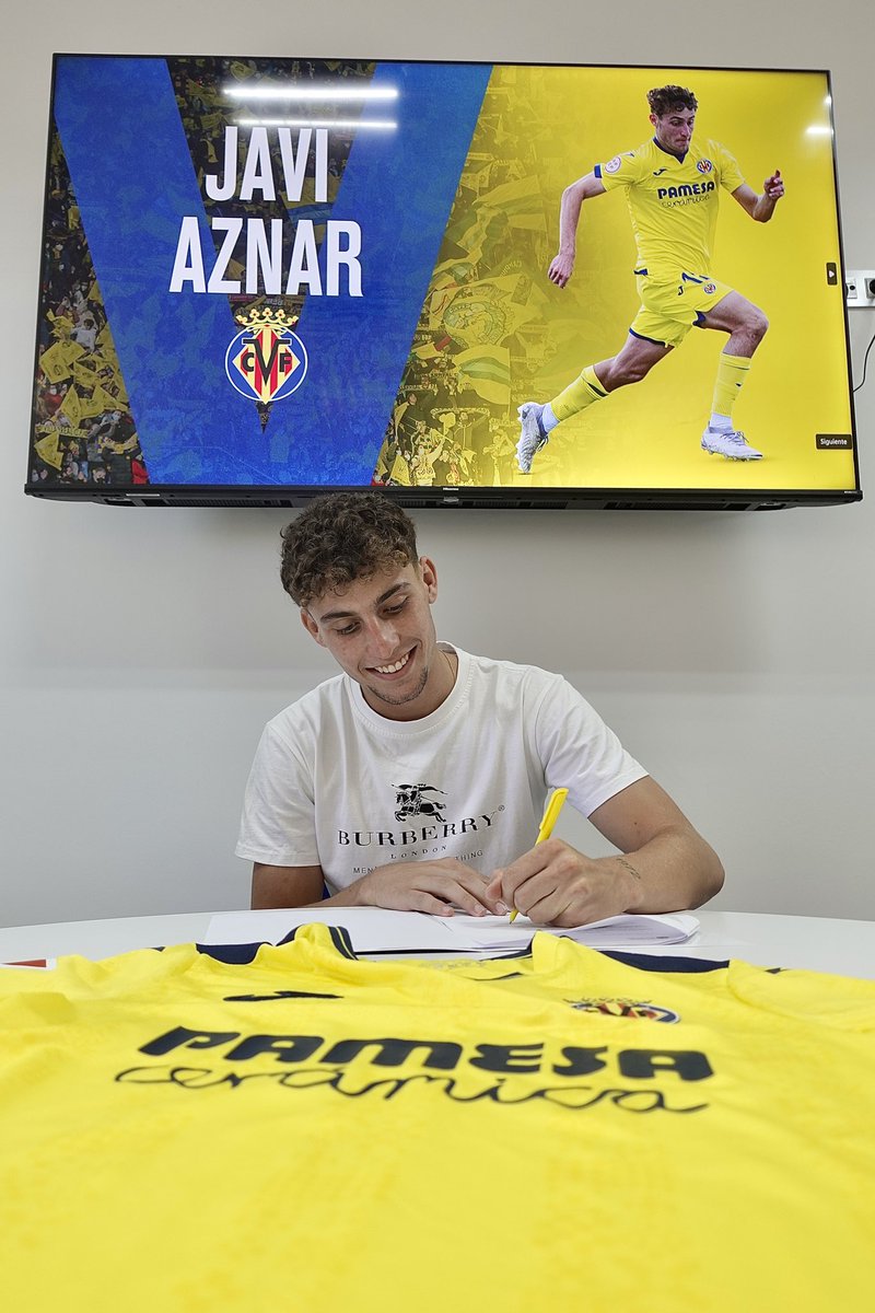 jaaviieraznar's tweet photo. Muy feliz por poder anunciar mi renovación, gracias por la confianza ¡Seguimos!💛
Gracias papá y mamá por estar siempre cerca mía.

#endavant #villarrealcf https://t.co/evCjAWrqnM