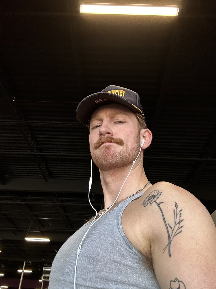 rylambert's tweet image. btw it’s chest day
