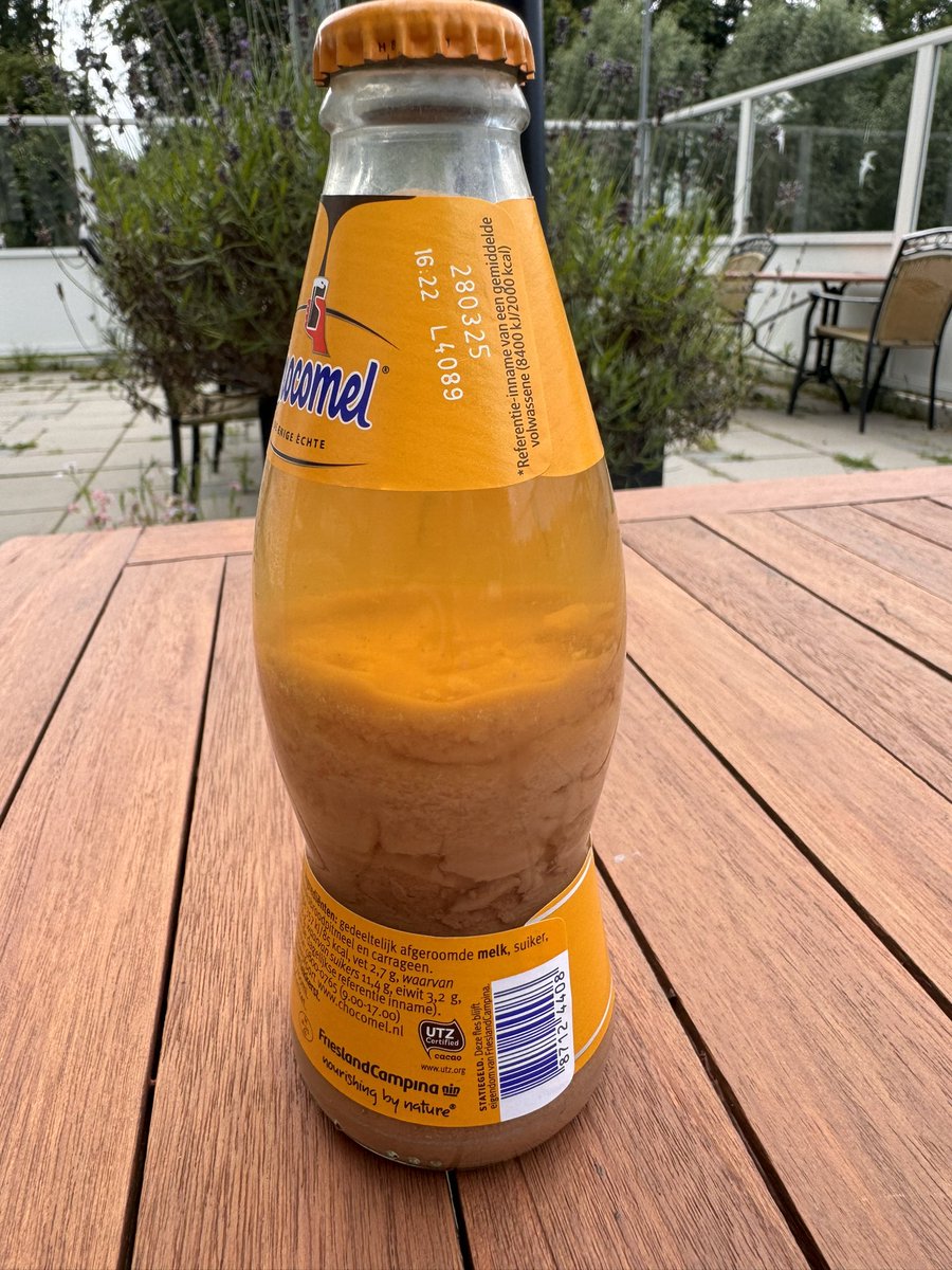 RRenirie's tweet photo. @ChocomelNL denk dat als je goed schud het er nog redelijk gaat uitzien.  Maar dit kan niet de bedoeling zijn. 🫣 en durf de rest van kratje ook niet echt te drinken. https://t.co/fKNpuSrkUL