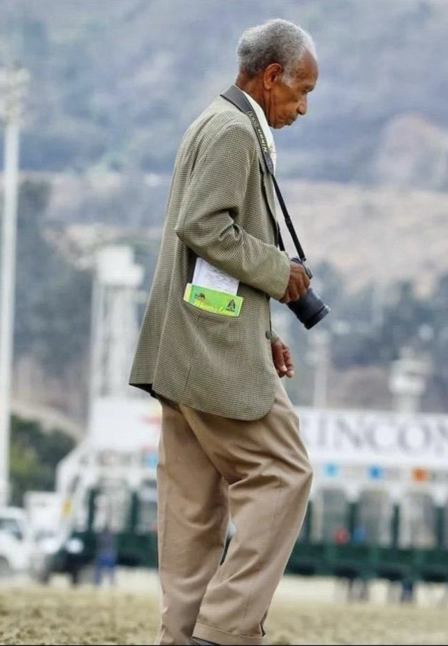 🖤Vuele alto Sr. Yánez siempre estará en mi corazón y en el de mi familia. Gracias por haber capturado y haberme  regalado los mejores recuerdo que hasta el día de hoy guardo con tanto cariño. Mis palabras de condolencias a sus hijos, nietos y seres más cercanos 📸 🏇🏻🖤