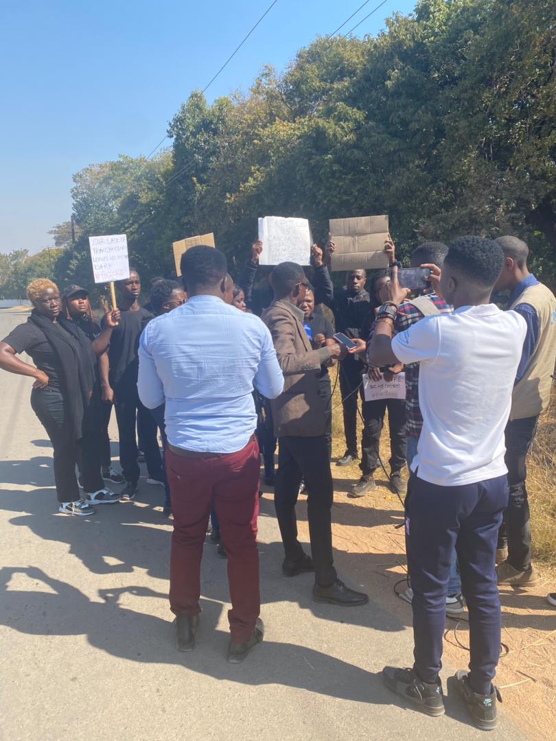 AwakhiweP's tweet photo. It is sad that the people of Zambia gave the government of @HHichilema a notice on the 6th of July about loadshedding. There was no effort made by the regime to fix @_ZESCO . Today we see the peaceful protesters being arrested,12 hours of loadshedding is not normal #FixZesco https://t.co/TpIT5tIwhJ