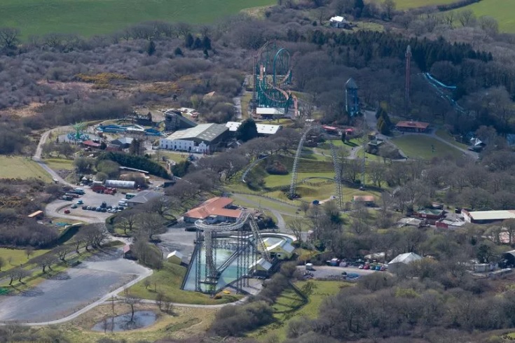 WalesOnline's tweet photo. Oakwood Theme Park ride closed after incident leaves people injured
https://t.co/8UTs6G7664 https://t.co/XQPdkof4o1
