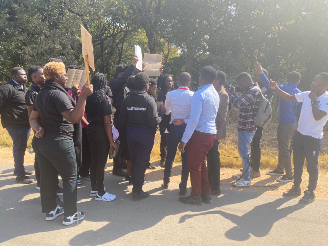 AwakhiweP's tweet photo. It is sad that the people of Zambia gave the government of @HHichilema a notice on the 6th of July about loadshedding. There was no effort made by the regime to fix @_ZESCO . Today we see the peaceful protesters being arrested,12 hours of loadshedding is not normal #FixZesco https://t.co/TpIT5tIwhJ