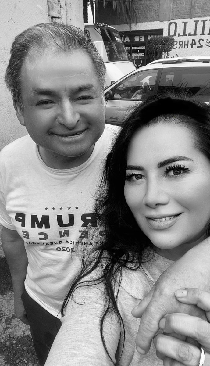 yohaliresendiz's tweet photo. #CDMX 

Me estacioné… apagué mi vehículo y otra vez vino a mi ese hueco de la ausencia… 

#ErickNoEstá…. otra vez sentí horrible… bajé el cristal para saber qué sabor de atole tenían, la joven me sonrió diferente…

“Champurrado y Arroz, de los que no le gustan”, mmmm gracias, respondí. 

Estaba a punto de avanzar cuando el carnicero me dijo: Jefa, ahí ya está “El Wero”… 

Volví a mirar al puesto y Erick, estaba limpiando las mesas sonriendo y también sonreí. Avancé para estacionarme, apagué el motor, quité los seguros y Erick ya estaba abriéndome la puerta…. 

-“Hola, no estaba porque fui a comprar bolillo para las tortas de tamal… “

-Erick, tardaste 15 días en comprarlo…le di un abrazo. 

-Ahhh, me respondió enrojecido… y volvimos a sonreír… 

-Erick, necesito entregarte unos regalos… 

-¿Para mi? Tranqui… así dices tú, ¿verdad? 

- Jajaja aprendes rápido…. ¿recuerdas que dije que sólo quería cosas buenas para ti… ?

-Ah si….sonrió de nuevo… 

-Regreso a buscarte a las 12…

-Sí, sí, te espero en la funeraria…dijo señalando un escalón. 

-Ay no….mejor espérame en la carnicería jajaja volvimos a reír… Oye, ¿me regalas una foto juntos….?

-Ah, claro que si… Erick, posó su mano en mi hombro y tomé su mano. 

-¿Y como va ese codo?  Erick me mostró (le tomé foto)…
Bueno, ya ve a trabajar y espérame a que regrese a las 12 porque de verdad necesito entregarte lo que tengo para ti….

-No no, como crees que me voy a ir….no ya no me voy….Aquí te espero, eh…

-Va…. 

Él es “Mi amigo Erick” 

#ErickSíEstá

Para quienes no conocen la historia nuestra: “Mi amigo Erick” 

https://t.co/NfbZtNpL4n

Después de perder a “Mi amigo Erick” escribí esto: 

https://t.co/18n40i3sj2