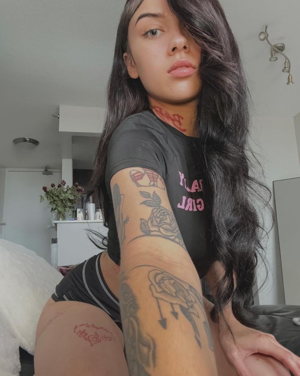 Really need someone to eat this ass🍑🍑