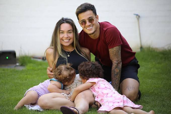 Antes de ser reforço do Vasco o Coutinho joga no time dos apaixonados 

Mais de 12 anos casado com a mesma mulher que conhece desde quando era adolescente 

Coutinho vc é um dos nossos