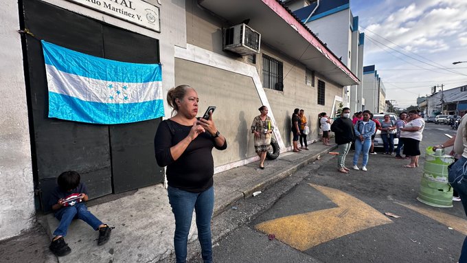 HondurasHoyHN's tweet image. 🏥 Ex empleados del hospital Leonardo Martínez Valenzuela en San Pedro Sula han tomado nuevamente las instalaciones, exigiendo el pago de su liquidación de dos meses de trabajo. #SanPedroSula #ProtestaLaboral #DerechosLaborales