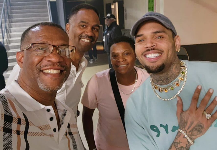ClockNBreezyTV's tweet photo. Chris Brown &amp; the fam in his hometown VA❤️ https://t.co/BbauOLDfqh