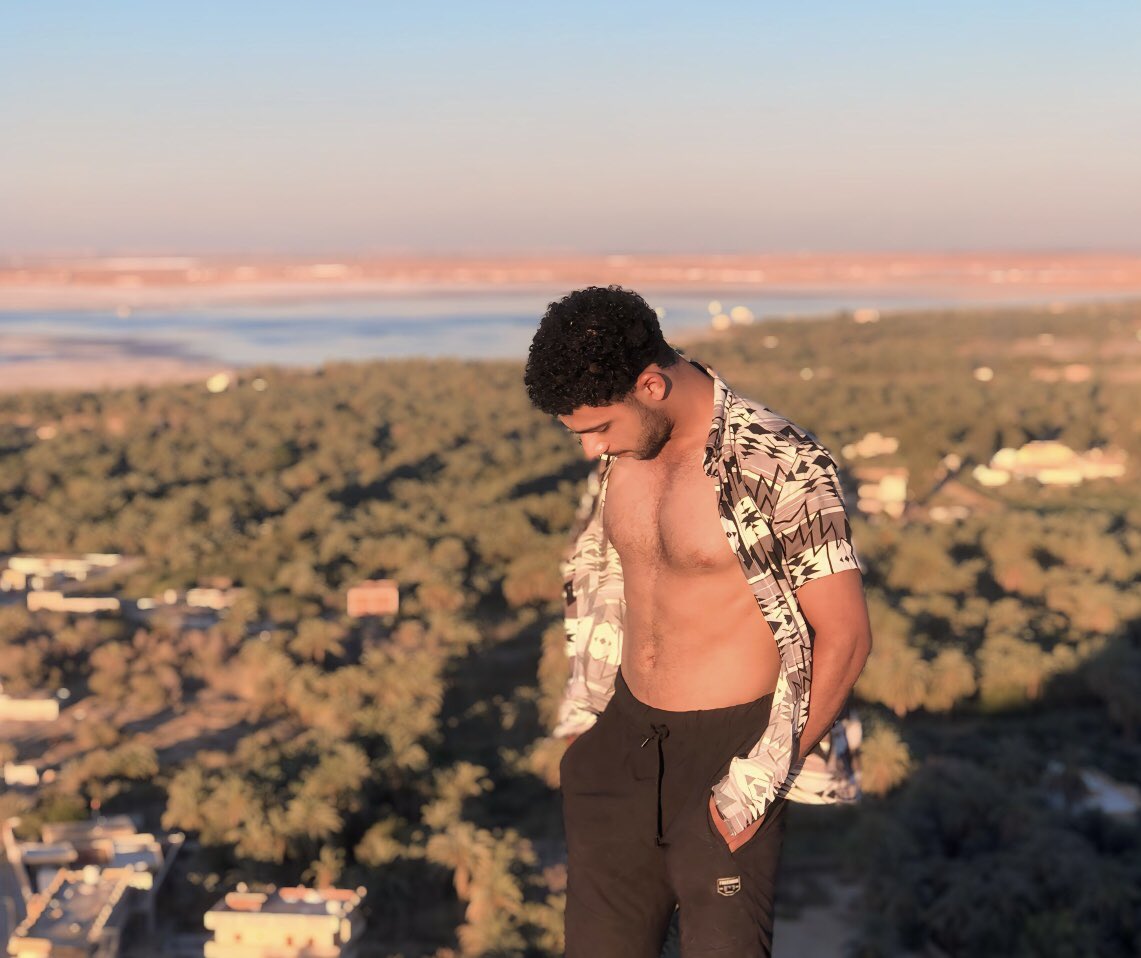 من هان عليه انطفاء روحك' لا يستحقك.."🖤