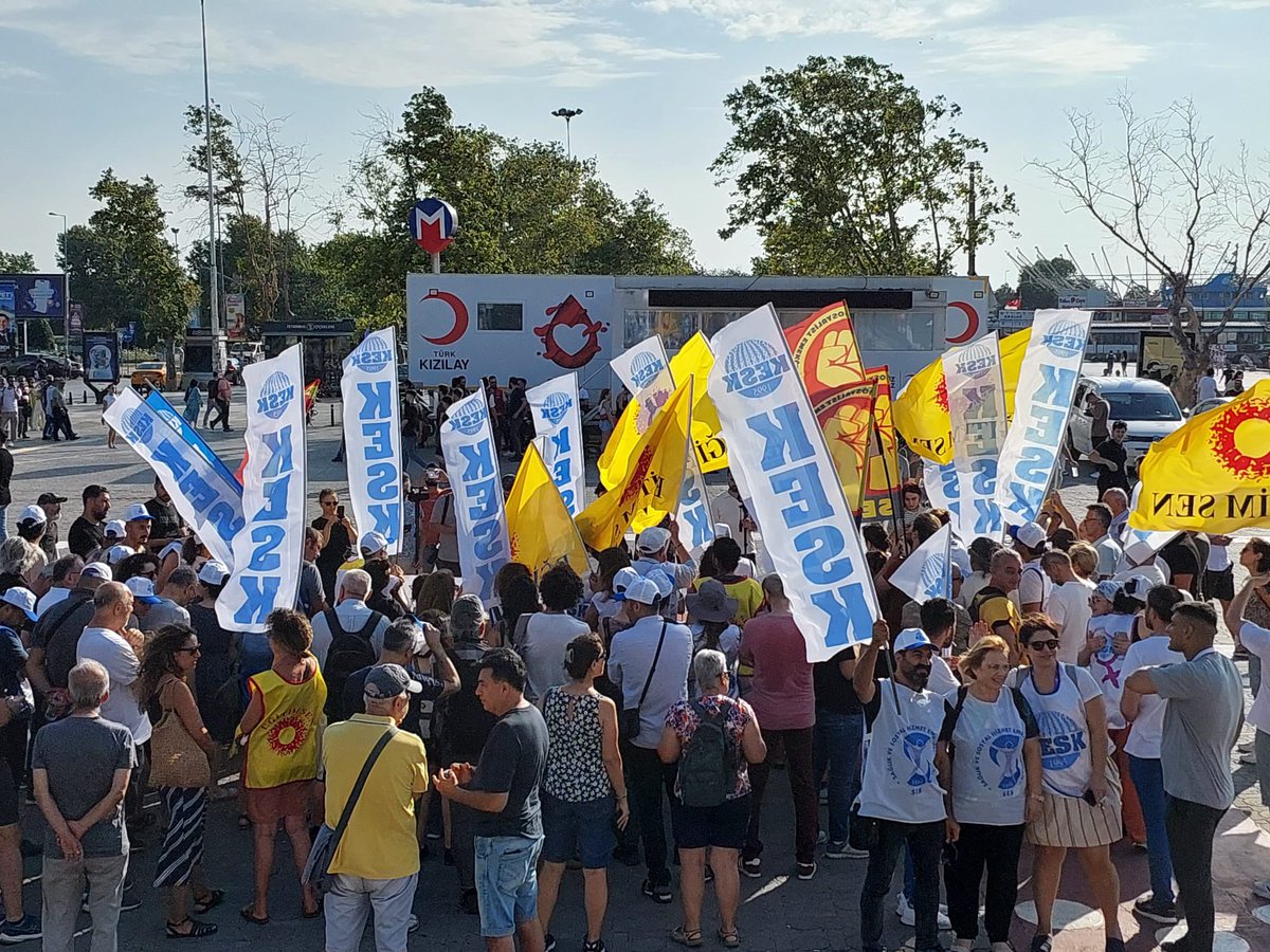 kesk_istanbul's tweet photo. "ÖMK'yı Kabul Etmiyoruz! Gözaltılar, Tutuklamalar, Baskılar Bizi Yıldıramaz! Ne Şükür ne Biat Barikat, Barikat ! 

İstanbul Şubeler Platformu olarak, 
Gözümüz, kulağımız, kalbimiz Ankara’da ! 
#meclisÖMKyireddet 
#öğretmeneşiddetömkyireddet https://t.co/UoJRJAuVrU