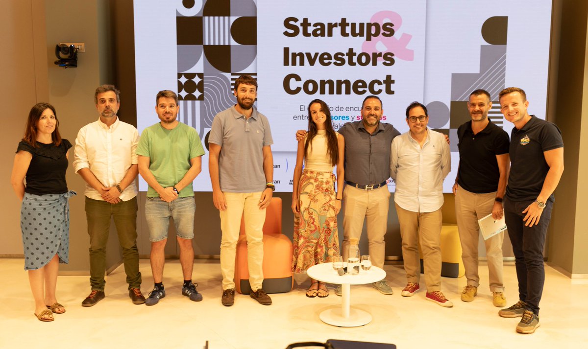 BStartup's tweet photo. .@WorldChallengeG se alza como la ganadora de la Pitch Competition #SIConnect 

¡Enhorabuena a #EditorialAula @itbook_es y @Lodgerin_, gracias al jurado, Javier Servera (#Linkener) y partners @VLCInnovation @Startup_VLC @ceeivalencia @Startupxplore @CatedraCe! https://t.co/pzgoONzU75