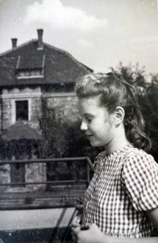 2LFUK's tweet photo. ✨ Získala medaili 1. stupně Za zásluhy o stát v oblasti vědy, vedla pracovní skupinu pro cystickou fibrózu při české pediatrické společnosti a pomohla obrovskému množství pacientů.
👉 Přečtěte si příběh Doc. MUDr. Věry Vávrové, DrSc. z cyklu Pamětníci na našem webu. https://t.co/SZzMWs4zVN