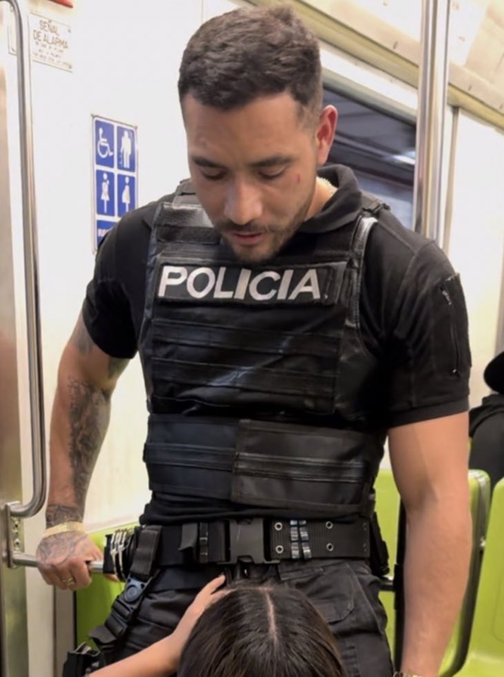 PeritasMagno's tweet photo. 🎥 Video sexual de policía suspendido por tener relaciones sexuales en el metro de CDMX. Vean esa gran verga y su culo peludo. 🤤

Es @sr_indomable quien se grabó con Mujer Luna Bella en el metro. https://t.co/GVy0FHyrb5