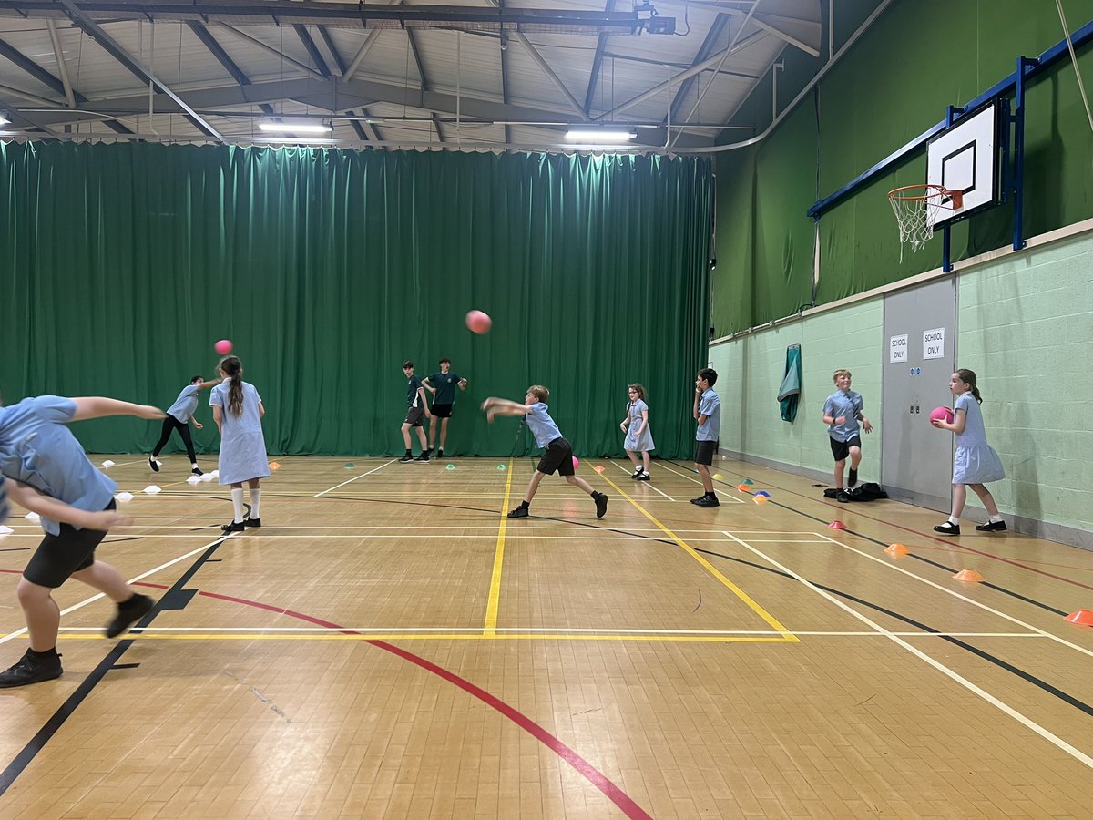 rofftschool's tweet photo. Blwyddyn 5 had a fantastic day at @darlandhigh today for their taster day - we learned BSL, did team building skills, PE and Welsh! Diolch yn fawr ✨ https://t.co/jy44ARXXyr