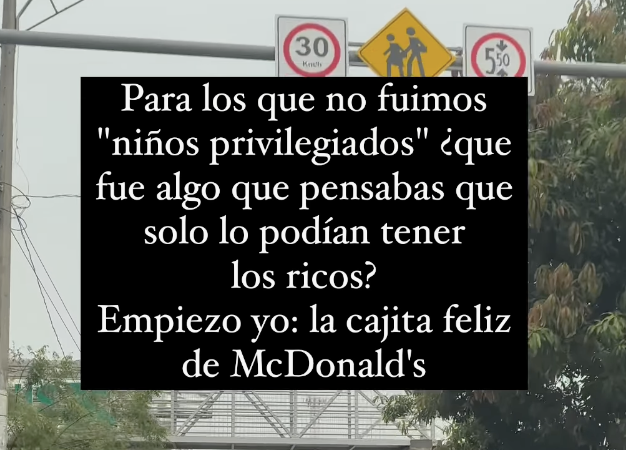 PonchoGutz's tweet photo. Abro hilo de comentarios que encontré en un video de cosas que no tuvimos los que no fuimos "niños privilegiados". Espero que entiendan que todos tuvimos distintas realidades.

Aquí algunos comentarios de lo que para muchos niños eran "cosas de ricos":

-Pizza Hut
-Comprar cereal de caja
-Tener puertas en todas las habitaciones
-Aire acondicionado en el carro
-Tener cuarto propio
-Comprar ropa en fechas distintas a navidad
-Tener tv por cable para ver Cartoon Network
-Tener una fiesta de cumpleaños en un McDonalds
-Colores de "Faber Castell"
-Pingüinos Marinela
-Un Power Wheels
-Una muñeca Barbie
-Comprar Nutella
-Una toalla para cada miembro de la familia
-Globos con helio
-Los kinder sorpresa
-Un par de zapatos extra además de los del colegio

En mi caso, toda la infancia pensé que Sanborns realmente era un restaurante de lujo para gente rica.

Qué chido es recordar nuestras carencias para valorar lo que hoy tenemos y jamás juzgar a los que no lo tienen.