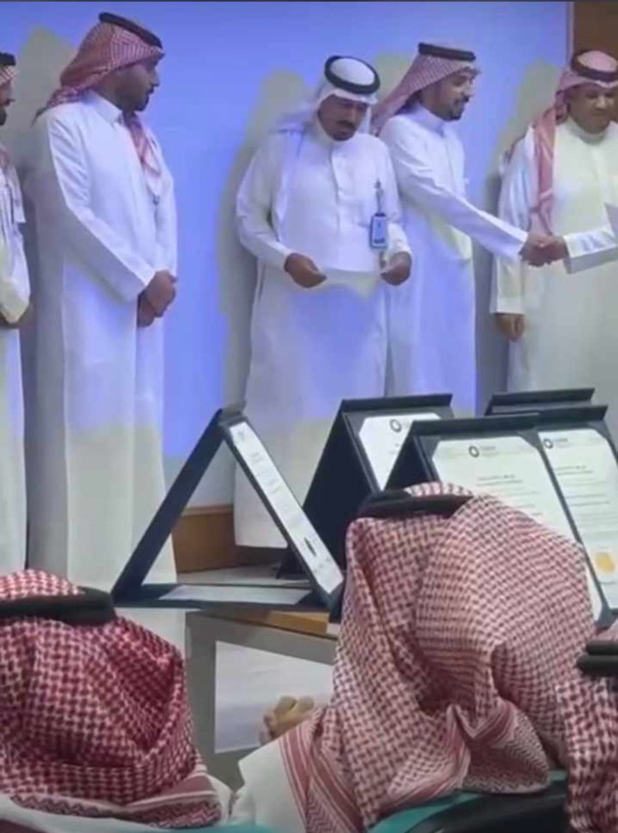 sultan_alakla's tweet photo. - معالي وزير الصحة رئيس المجلس الصحي السعودي الاستاذ فهد عبدالرحمن الجلاجل حفظه الله .. يكرم مركز الرعاية الصحية بعقلة ابن داني ، ويتسلم شهادة الاعتماد مدير المركز الاستاذ : عبدالعزيز سعود الهاجس الوهبي الأسلمي  . وذلك نظير اجتياز المركز الصحي بـ عقلة ابن داني للزيارة التقييمية وفق المعايير الوطنية لمراكز الرعاية الأولية النسخة الاولى .. بالتوفيق للجميع .
#حائل 
#عقلة_ابن_د��ني
