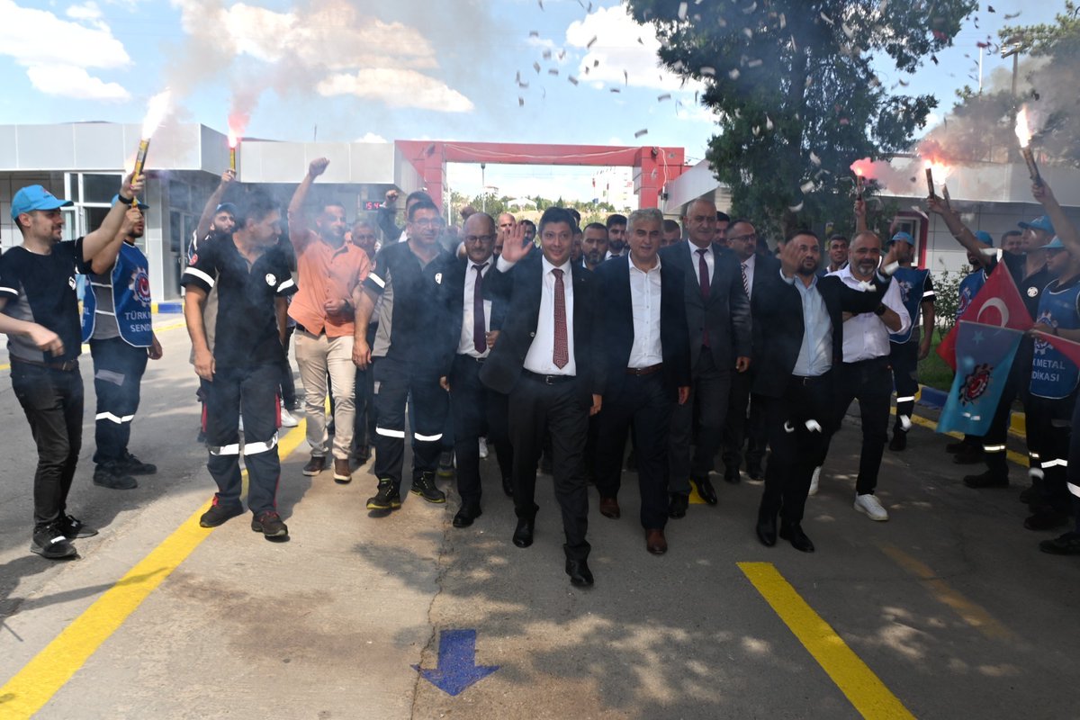 AltundagUysal's tweet image. MKE işyerlerini ziyaretimde üçüncü durağım Silah Fabrikası oldu. Üyelerimizin yoğun ilgisi ile karşılandığım fabrikada ilk olarak temsilcilik binamızı ziyaret ettim.