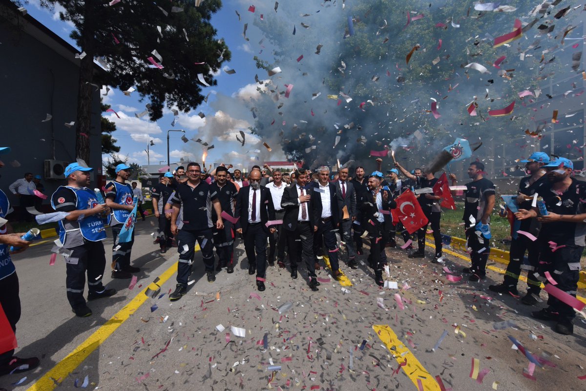 AltundagUysal's tweet image. MKE işyerlerini ziyaretimde üçüncü durağım Silah Fabrikası oldu. Üyelerimizin yoğun ilgisi ile karşılandığım fabrikada ilk olarak temsilcilik binamızı ziyaret ettim.