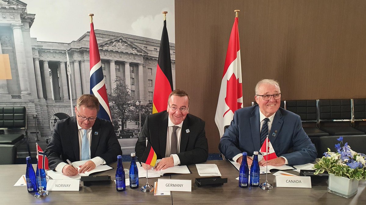 Verteidigungsministerium (@bmvg_bundeswehr) on Twitter photo 🇩🇪🇳🇴 und 🇨🇦 wollen im Bereich maritimer Sicherheit noch enger zusammen arbeiten, insbesondere im #Nordatlantik. Dazu hat Verteidigungsminister #Pistorius heute mit seinen Amtskollegen <a href="/BillBlair/">Bill Blair</a> und <a href="/Bjornarildgram/">Bjørn Arild Gram</a> eine Absichtserklärung unterzeichnet. 🇩🇪🇳🇴 und 🇨🇦 wollen im Bereich maritimer Sicherheit noch enger zusammen arbeiten, insbesondere im #Nordatlantik. Dazu hat Verteidigungsminister #Pistorius heute mit seinen Amtskollegen <a href="/BillBlair/">Bill Blair</a> und <a href="/Bjornarildgram/">Bjørn Arild Gram</a> eine Absichtserklärung unterzeichnet.