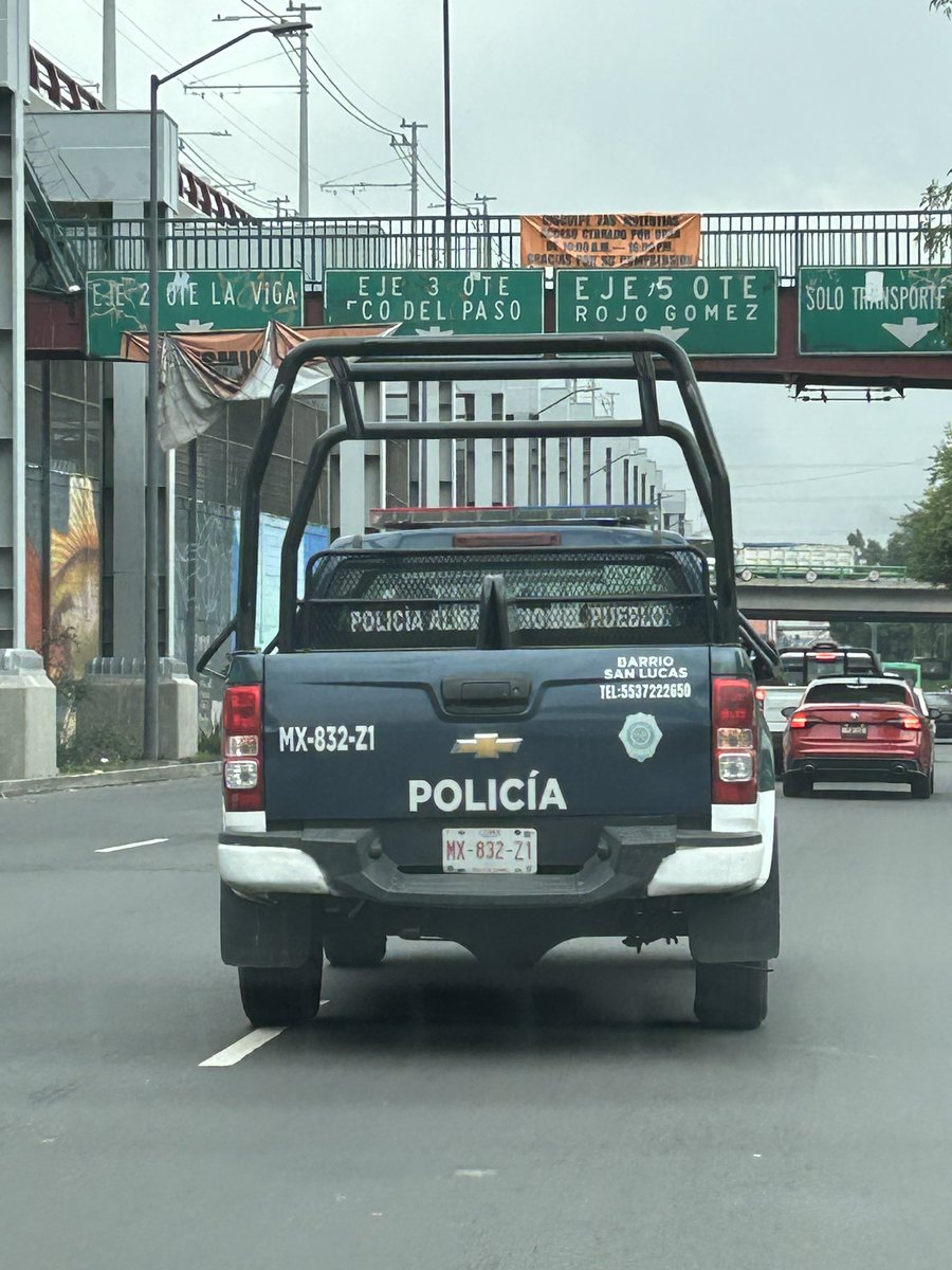 VTfha1rk's tweet photo. @SSC_CDMX  enseña a este tipo de policías a conducir que va de forma imprudente https://t.co/kcgC5nzPKN