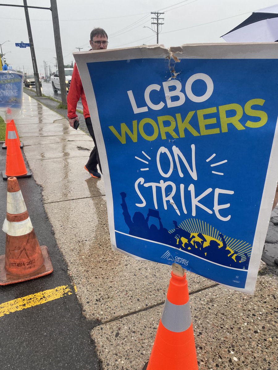 evcoopaloop's tweet photo. @OSSTFD25TBU stands in #solidarity with LCBO workers who are on strike across Ontario. The MSO’s walked at the Bank St lines today. 💪Fighting for a better Ontario where public revenues stay in public hands‼️Doug’s dry Summer. #LCBOWorkersFightBack #KeepItPublic @OPSEU @osstf https://t.co/wARXKFaNLp