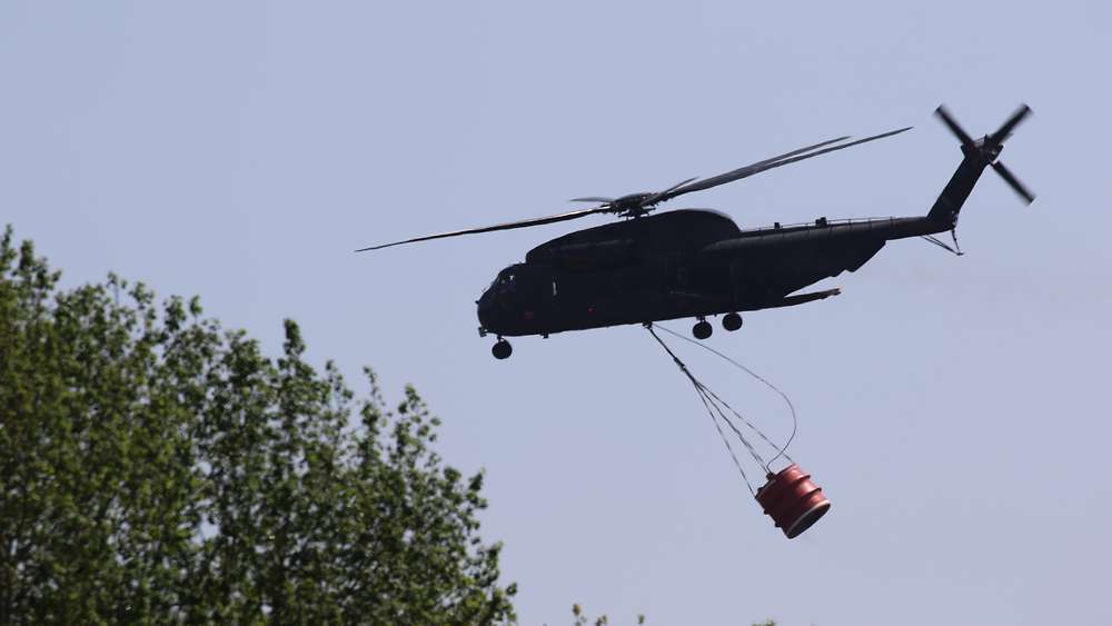 OFK_Bundeswehr's tweet image. Die @bundeswehrInfo unterstützte heute kurzfristig mit #Amtshilfe erfolgreich bei der Bekämpfung eines 🔥 in der #AnnaburgerHeide. In 7 Durchläufen brachte ein 🚁 #CH53 der @Team_Luftwaffe 20.000 Liter Wasser ins Brandgebiet. Das 🔥 ist eingedämmt, Menschenleben geschützt.