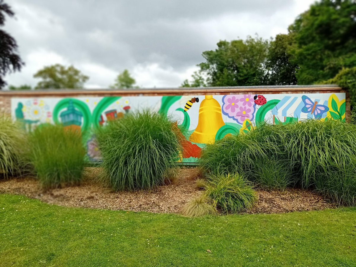 RawlinsAcademy's tweet photo. Wow!
Just look at how talented and hard-working our Y12s are! Their commitment has resulted in a mural commissioned as part of the East Midlands in Bloom process. Head to Queen’s Park in Loughborough to see it in person! https://t.co/v8O17bOMm7