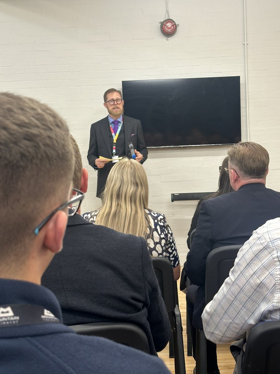 What a brilliant evening seeing the new <a href="/YMCAStHelens/">YMCA St Helens</a> Youth hub. Fabulous space, even more fabulous young man showing us round &amp; <a href="/JustinYMCA/">Justin Hill</a> ☺️ Well done to everyone who’s worked so hard to get this great place open #sthelenstogether