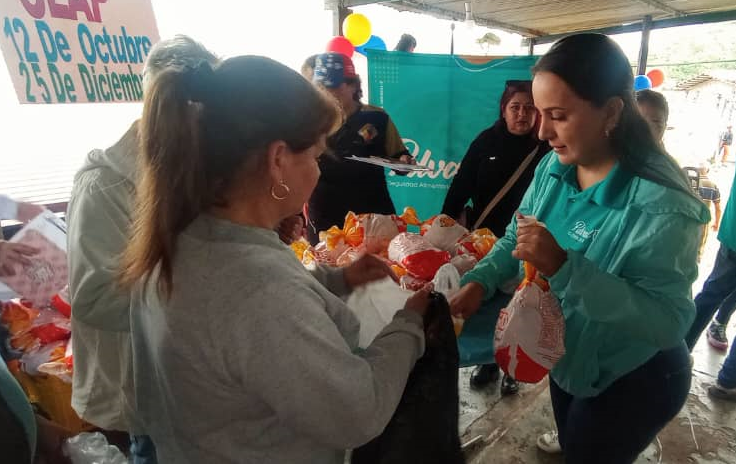PDVAL_OFICIAL's tweet photo. 🌽#NotiPDVAL🌽
Como una muestra de amor, la Misión Alimentación a través del Poder Popular organizó la Feria del Campo Soberano a las comunidades de las familias de los páramos tachirenses.
Lee acá
👇👇👇
https://t.co/GTKabMZkkv https://t.co/02vf15H851