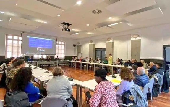 València Acull (@valenciaacoge1) on Twitter photo Esta mañana, en el Consejo de Inmigración, hemos pedido a <a href="/AjuntamentVLC/">Ajuntament València</a> que no sea cómplice de la incitación al odio implícita en los cursos de la <a href="/generalitat/">Generalitat</a> para la policía que vinculan Inmigración y Delincuencia y solicite la modificación de título y contenido. Es #racismo Esta mañana, en el Consejo de Inmigración, hemos pedido a <a href="/AjuntamentVLC/">Ajuntament València</a> que no sea cómplice de la incitación al odio implícita en los cursos de la <a href="/generalitat/">Generalitat</a> para la policía que vinculan Inmigración y Delincuencia y solicite la modificación de título y contenido. Es #racismo