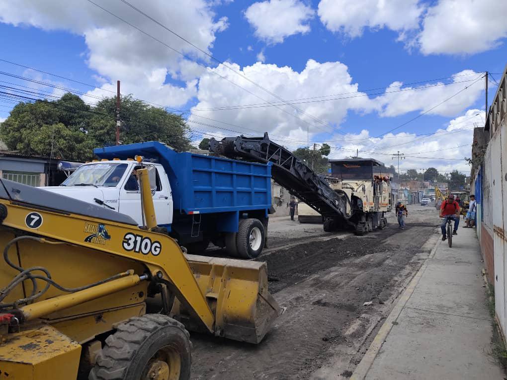 mintransporteve's tweet photo. #EnFotos | Cumpliendo con el compromiso adquirido por nuestro presidente @NicolasMaduro con el pueblo de Lara, la #GMTVzla junto a la gobernación de la entidad, colocaron más de 400 toneladas de asfalto en 6 frentes de trabajo que se encuentran activos en el municipio Iribarren, dando solución a los usuarios y usuarias, que hacen vida en la entidad
#PoesíaMundialEnVenezuela