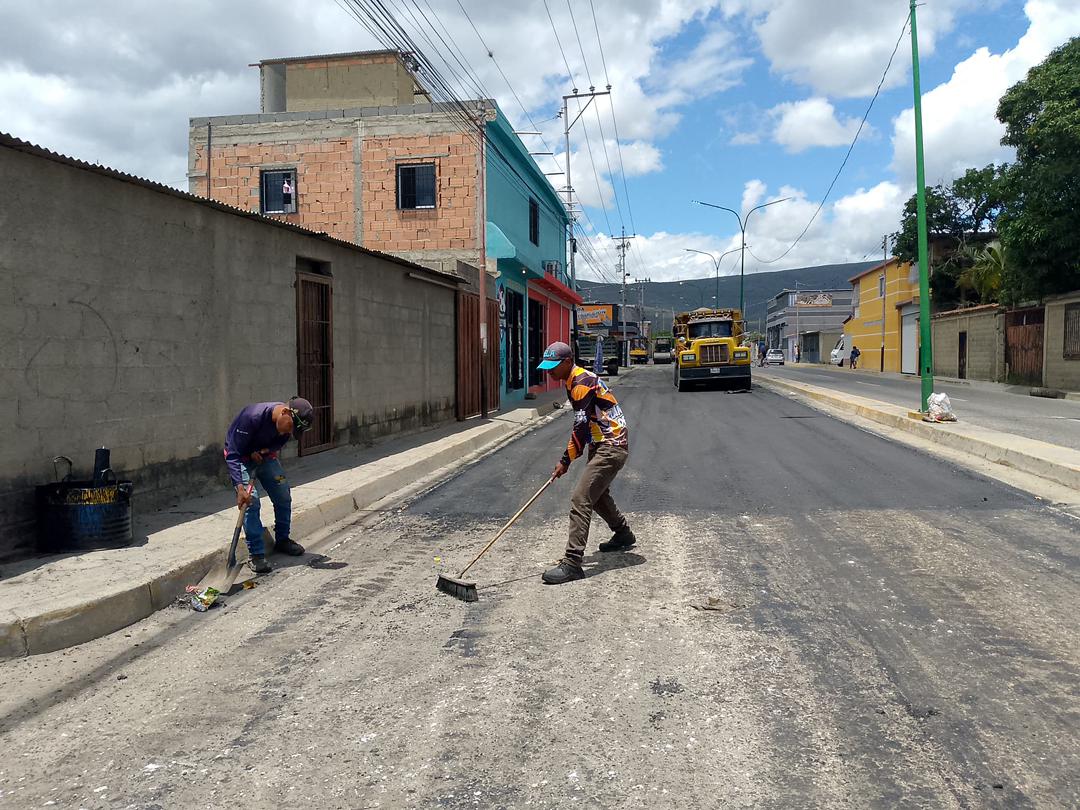 #EnFotos | Cumpliendo con el compromiso adquirido por nuestro presidente <a href="/NicolasMaduro/">Nicolás Maduro</a> con el pueblo de Lara, la #GMTVzla junto a la gobernación de la entidad, colocaron más de 400 toneladas de asfalto en 6 frentes de trabajo que se encuentran activos en el municipio Iribarren,