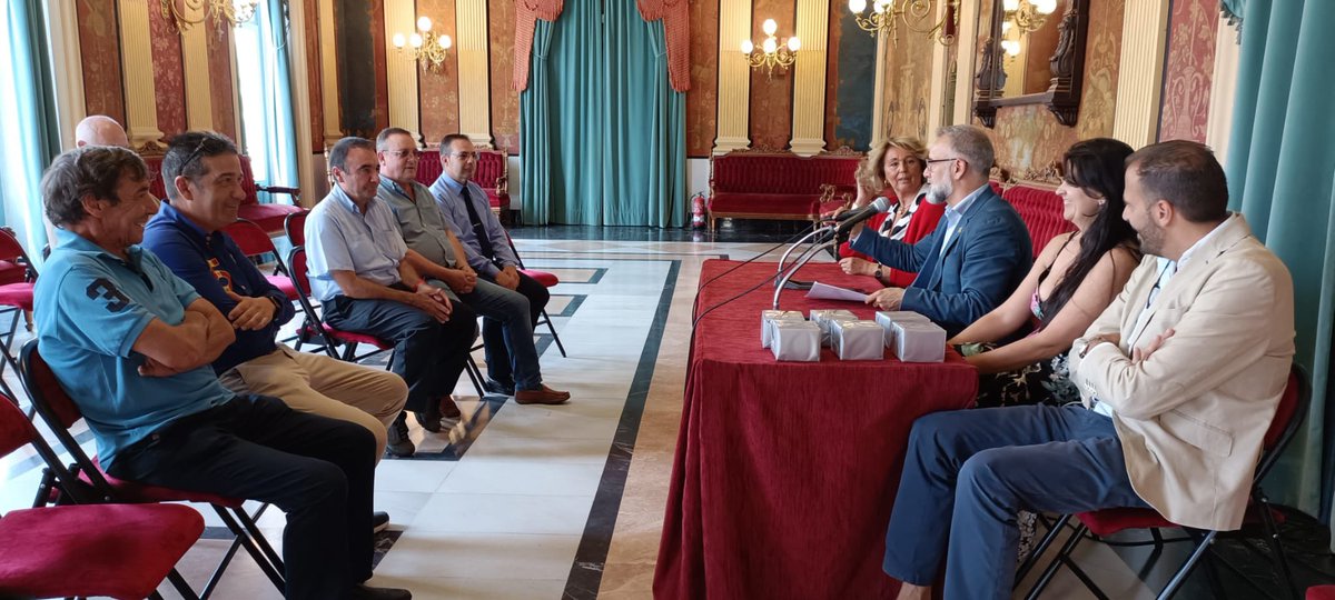 📍La concejala socialista, Virginia Escudero, ha  asistido a la entrega de distinciones a los empleados del Servicio Municipal de Autobuses que llevan 25 años de servicio 

➡️¡Felicidades a todos!