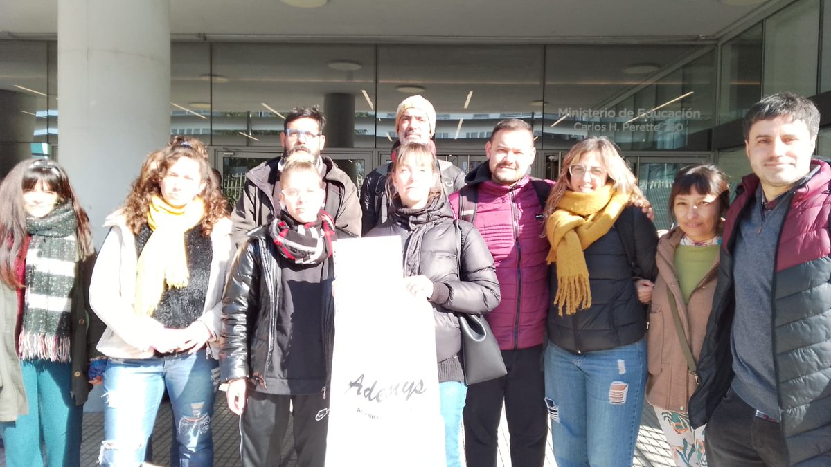 AdemysPrensa's tweet photo. Desde Ademys llevamos al Mínisterio de Educación los reclamos del Nivel Superior:titularización ya para todos los docentes y nuestra inquietud sobre las reformas que quieren realizar en la curricula.
En la puerta nos recibieron con la policía. 
#Titularización 
#NoAlCierreDeLos29 https://t.co/4Dn8OEq6dz