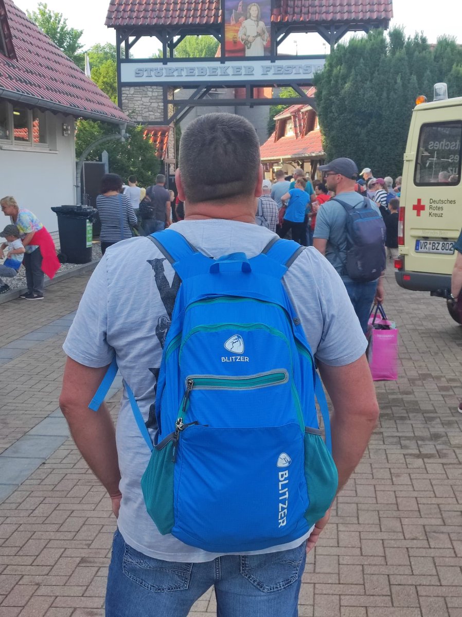 😍Fanpost „Liebe Grüße aus Ralswieck🌊bei den Störtebeckern Festspielen „ Hamburg 1401“⚓🫶🏼 von den Schmidtis 🥰❤️“Danke und gute Reise 💕 😘Kleinstes Packmaß und doch ganz GROSS😍 #urlaubsfoto  #fanpost #happy #blitzeroutdoor #rucksack #backpack #travel #cap #störtebeker #ostsee