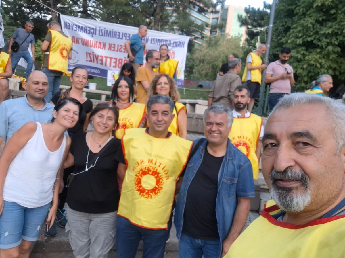 Yasing_74's tweet photo. Buradayız gitmiyoruz. Ömk ye hayır #öğretmeneşiddetömkyireddet https://t.co/fnIFdjv7ng