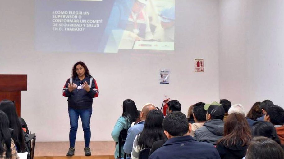 SunafilPeru's tweet photo. 📢 #Callao:
✅ Capacitamos a trabajadores y emprendedores #MYPE, en las instalaciones del @CentrosMAC - Callao, sobre la formalización laboral en el régimen de la micro y pequeña empresa, y el rol de la #Sunafil en el procedimiento inspectivo. https://t.co/Vo2ENHmWgd