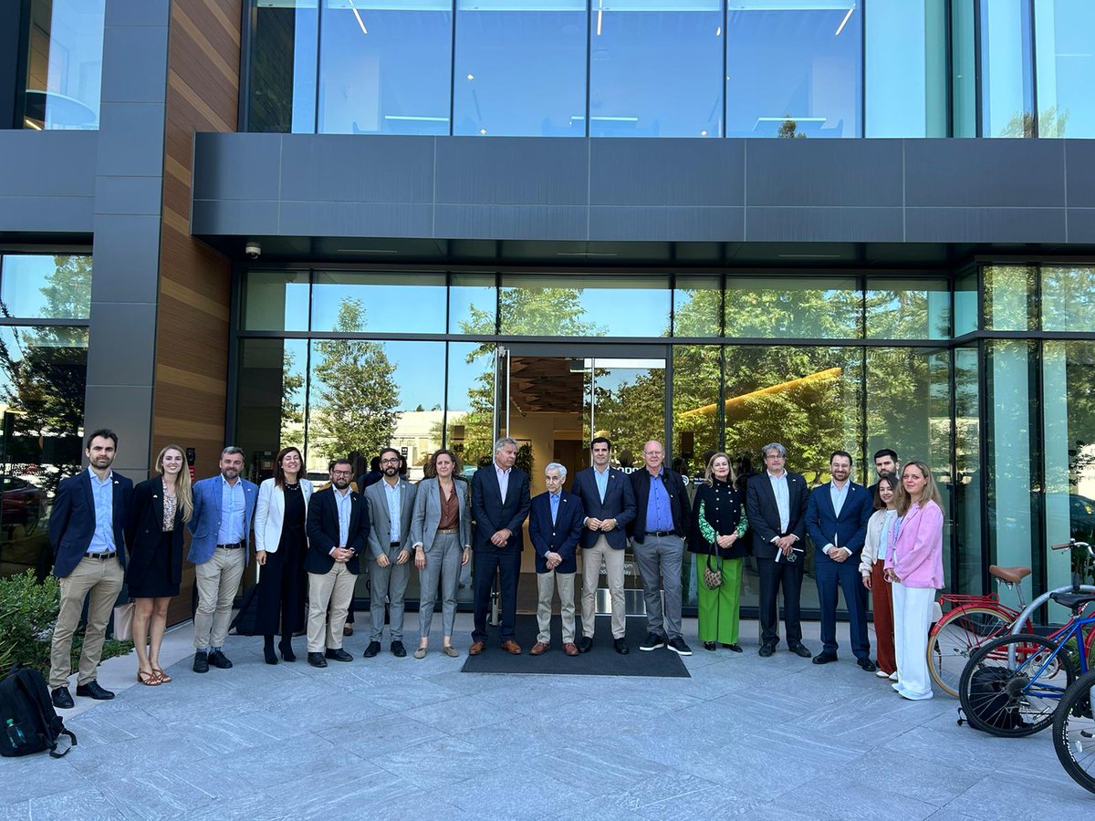 SPEGC's tweet photo. La #SPEGC participa estos días en la feria #SEMICONWEST en San Francisco, donde hemos asistido a la charla de Juan A. Montiel-Nelson, catedrático del #IUMA de la @ULPGC; Jaime Martorell, comisionado del #PERTECHIP, y Alfonso Gabarrón, gerente de @_AESEMI. https://t.co/K0hgxZ2aYC