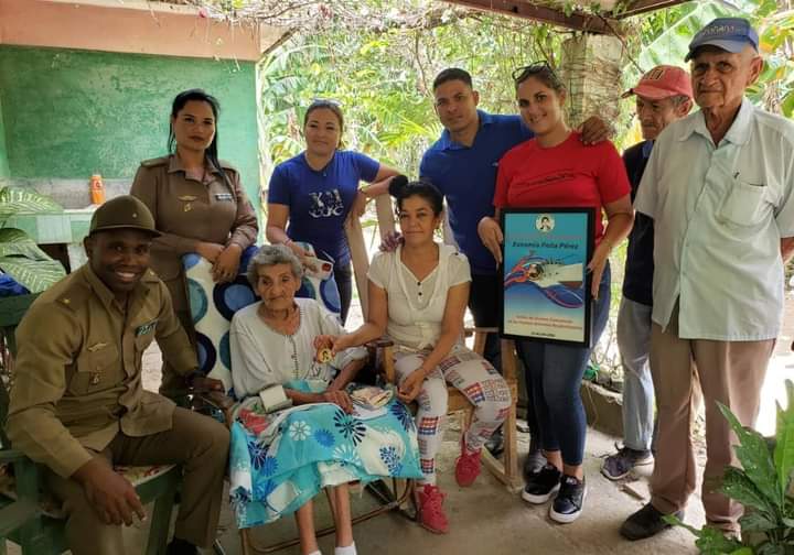 MeyvisEstevezE's tweet photo. A pocas horas del aniversario 60 de la @UJCdeCuba en las FAR, Eunomia, la madre del joven Ramon López Peña, asesinado por marines yanquis en la Frontera, renace entre sus hijos. Hasta su casa llegó una repsentación nuestra para seguir acompañando su fuerza de amor y compromiso. https://t.co/UcfnVYtAoW